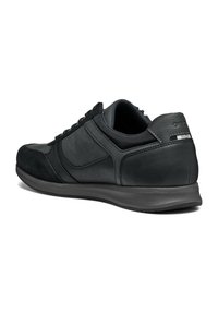 Sneaker nera con un mix di materiali in pelle e camoscio, design elegante, punta rotonda e retro texturizzato con dettagli del logo.