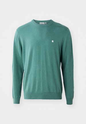 Pull en tricot vert avec des manches longues, un col rond et des poignets en côtes. Présente un petit logo blanc sur la poitrine. Texture lisse.