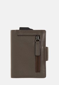 Portafoglio in pelle marrone con finitura testurizzata, dotato di una tasca con zip, uno slot per carte e una chiusura a scatto per una maggiore sicurezza.