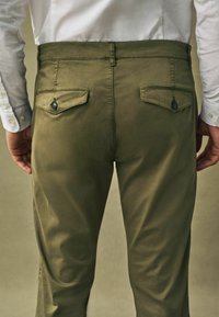Next SLIM FIT PREMIUM - Chinos tipa bikses - khaki green