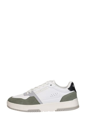 Sneaker mit niedrigem Schaft aus weißem Leder, grauen Wildledereinsätzen, Perforationen an der Seite, weißen Schnürsenkeln und einer dicken weißen Sohle mit grauem Profil.