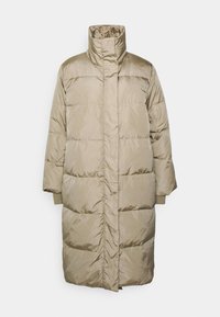 Beige pufferjakke med højt krave, vandret quiltet design og lange ærmer, med en frontlukning og sidelommer.