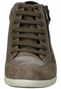 Braune Wildleder-Hochschnitt-Sneaker mit flachen Schnürsenkeln, seitlichem Reißverschlussakzent, hellfarbiger Gummisohle und metallischen Akzenten an der Zehenpartie.
