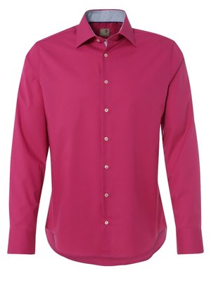 Langarmig magenta overhemd met knopen, puntige kraag en patroon in de binnenkant van de kraag, weergegeven op een effen witte achtergrond.