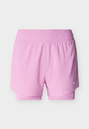 Lichtroze sportshorts met elastische tailleband, dubbel laags ontwerp en een klein wit Nike swoosh-logo op het rechtervoorbeen.