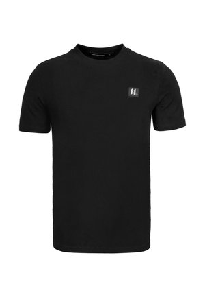 Svart t-shirt med korta ärmar i bomull, med rund halsringning och en liten svart etikett med en vit logotyp på bröstet.