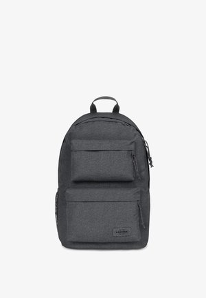 Sac à dos en tissu gris avec deux poches avant zippées, un compartiment principal et une poignée de transport supérieure. Présente une surface texturée et un patch logo.