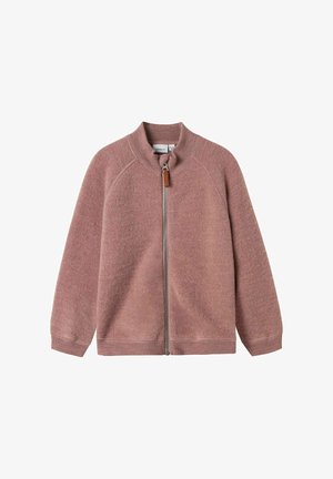 Felpa rosa con zip e colletto alto, maniche raglan e polsini a costine, realizzata in un tessuto morbido e testurizzato. Presenta un tiretto in pelle.