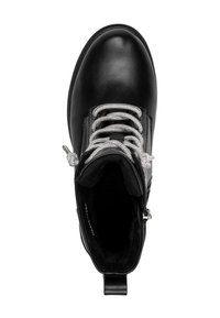 Bottine en cuir noir avec un embout rond, dotée de lacets texturés argentés et d'une fermeture éclair sur le côté. Doublure intérieure douce visible.