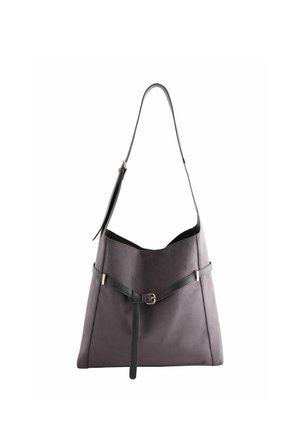 Graue Leder-Schultertasche mit verstellbarem Riemen und dekorativem schwarzen Gürtel mit goldener Schnalle vorne.