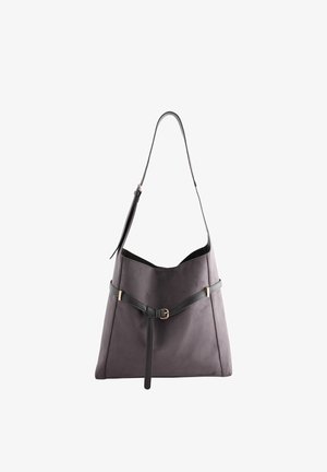 Borsa a tracolla in pelle grigia con tracolla regolabile e cintura nera decorativa con fibbia dorata davanti.