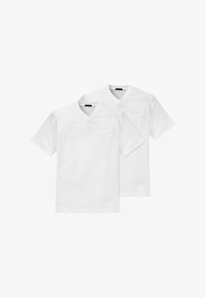 Zwei schlichte weiße V-Ausschnitt T-Shirts mit kurzen Ärmeln, die sich auf einem weißen Hintergrund überlappen.