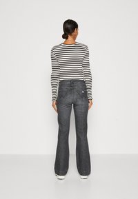 Wrangler FLARE - Jean flare - washed black