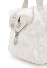 Borsa a mano in crema textured con motivo floreale, dotata di chiusura a zip e accenti in metallo argentato. Design compatto con manici robusti.