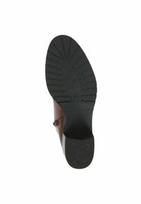 Suela de zapato de cuero marrón, con una superficie de goma negra texturizada que presenta un patrón de surcos y crestas para mayor tracción.