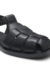 Μαύρο ανδρικό σανδάλι ψαρά σε στιλ fisherman από δέρμα, με πολλαπλές λουρίδες, κλειστή μύτη, ανάγλυφο λογότυπο μάρκας στο λουράκι του αστραγάλου και λαστιχένια σόλα.