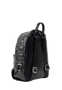 Zaino in pelle nera trapuntata con forma arrotondata, texture liscia, spallacci regolabili e dettagli in metallo argentato.