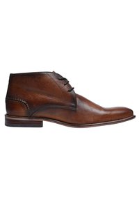 Braune Lederstiefeletten mit glatter Oberfläche, abgerundeter Zehenpartie und minimaler Nahtführung. Verfügt über ein Schnürdesign und eine dunkelbraune Holzsohle.