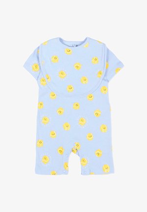 Barboteuse bleu clair pour bébé avec motifs de balles de tennis jaunes souriantes et bavoir assorti, dotée de boutons-pression aux jambes pour faciliter le changement de couche.