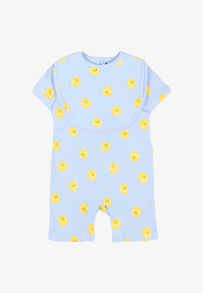 Barboteuse bleu clair pour bébé avec motifs de balles de tennis jaunes souriantes et bavoir assorti, dotée de boutons-pression aux jambes pour faciliter le changement de couche.