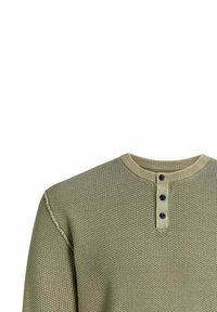 Maglione verde khaki con texture, colletto tondo, pattina con tre bottoni e cuciture rinforzate sulle spalle. Finitura in tessuto morbido.