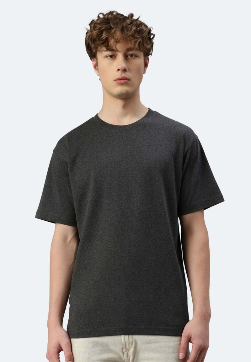 T-shirt grigio scuro a maniche corte realizzato in tessuto morbido. Presenta un collo rotondo e una vestibilità ampia. Esibito su un modello su uno sfondo chiaro.