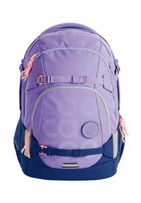 Lila Rucksack mit schlichtem Design, kontrastierendem blauen Boden, reflektierenden Akzenten und pinken Reißverschlussanhängern. Enthält Logo und Fronttasche.
