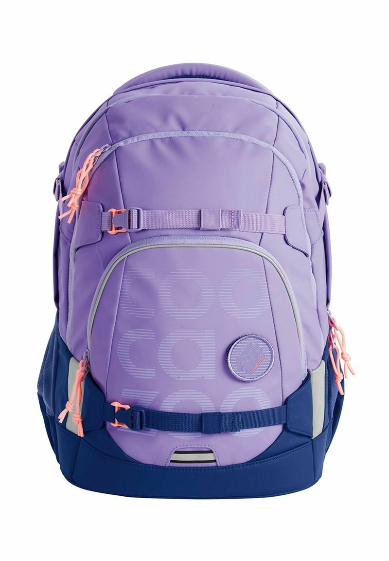 Lila Rucksack mit schlichtem Design, kontrastierendem blauen Boden, reflektierenden Akzenten und pinken Reißverschlussanhängern. Enthält Logo und Fronttasche.