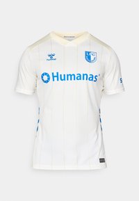Hvid sports-trøje med tynde lodrette striber, blå accenter og logo. Har rund hals og korte ærmer. Fremstillet af åndbart stof.