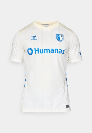 Hvit sportstrøye med tynne vertikale striper, blå detaljer og logo. Har rund hals og korte ermer. Laget av pustende stoff.