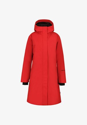 Abrigo impermeable rojo con una capucha grande, mangas largas y corte recto. Presenta puños negros y un cierre frontal con cremallera.