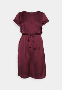 Bordeaux satijnen jurk met korte vlindermouwen, een strikceintuur in de taille en een gladde textuur. Heeft een ontspannen pasvorm en een korte lengte.