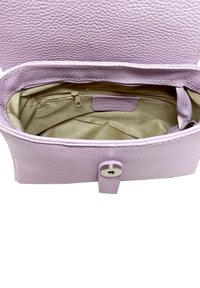Borsa a tracolla in pelle di un delicato viola con esterno texturizzato, chiusura a scatto magnetico e interno in tessuto beige con una tasca con zip.