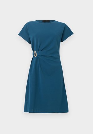 Turquoise knielange jurk met korte mouwen, een ronde halslijn en een goudkleurige gespdetail aan de linker taille.