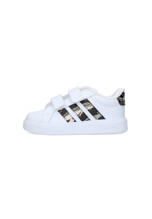 Scarpa da ginnastica bianca per bambini con due cinturini in velcro e strisce Adidas nere con motivo mimetico sul lato.