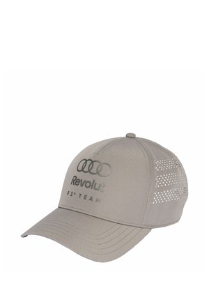 Grå baseballkasket med perforerede sidepaneler, der har sort Audi-ringlogo og teksten "Revolution F1 Team" på fronten.