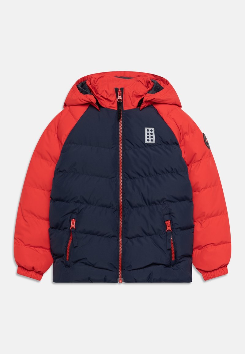 Marineblaue und rote Steppjacke mit Kapuze, Frontreißverschluss, zwei Reißverschlusstaschen und einem reflektierenden Aufnäher auf Brust und Ärmel.