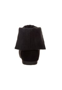Botte de cheville en suede noir avec un large revers replié et une semelle plate, vue de l'arrière.
