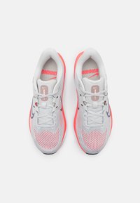 Nike Performance QUEST 6 - Tekaški copati za cesto - photon dust/dark raisin/hot punch/white/crimson tint