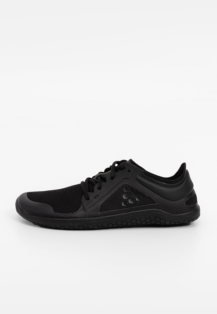 Zwarte sportieve schoenen met een bovenwerk van mesh, een gevoerde zool en een ruwe rubberen buitenzool. Bevat veters en uitsnijdingen aan de zijkanten.