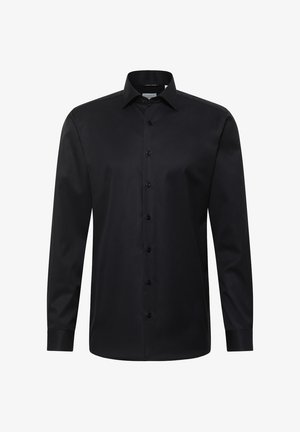 Svart langermet skjorte laget av glatt stoff, med krage i klassisk stil, knappestøtt foran og knapper på mansjettene.