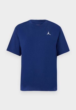 Tmavě modré bavlněné tričko s krátkým rukávem, kulatým výstřihem a bílým logem Jumpman na hrudi. Jednoduchý, klasický design.