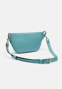 Borsa a tracolla in pelle turchese con forma curva, tracolla regolabile e dettagli in metallo argentato. Texture liscia con dettagli di cucitura minimi.