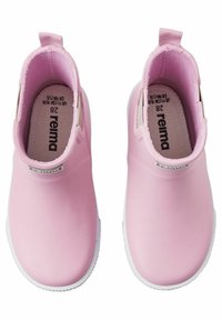 Bottes de pluie en caoutchouc rose, à surface texturée, avec semelles blanches et étiquette logo sur le talon. Taille 28.
