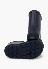 Bottes en caoutchouc de pluie navy avec une semelle texturée, un bout rond et un bord supérieur côtelé. Présente un logo de marque sur le côté et une finition lisse.