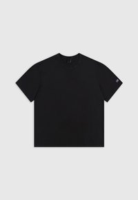 Czarna bawełniana koszulka z okrągłym dekoltem i krótkimi rękawami. Posiada małe logo na lewym rękawie. Prosty krój i minimalistyczny design.