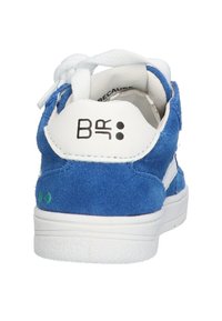Blauwe suede sneakers met witte accenten, voorzien van een ronde neus en een ruglabel met de tekst "BR JR." Zachte textuur met gespsluiting.