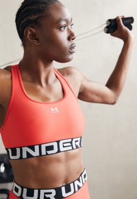 Under Armour MID BRANDED - Vidutiniškai krūtinę prilaikanti sportinė liemenėlė - red solstice/white
