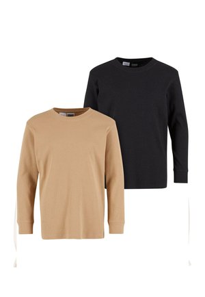 Twee langslibbige crewneck shirts, één beige aan de voorkant en één zwart aan de achterkant, weergegeven tegen een witte achtergrond.