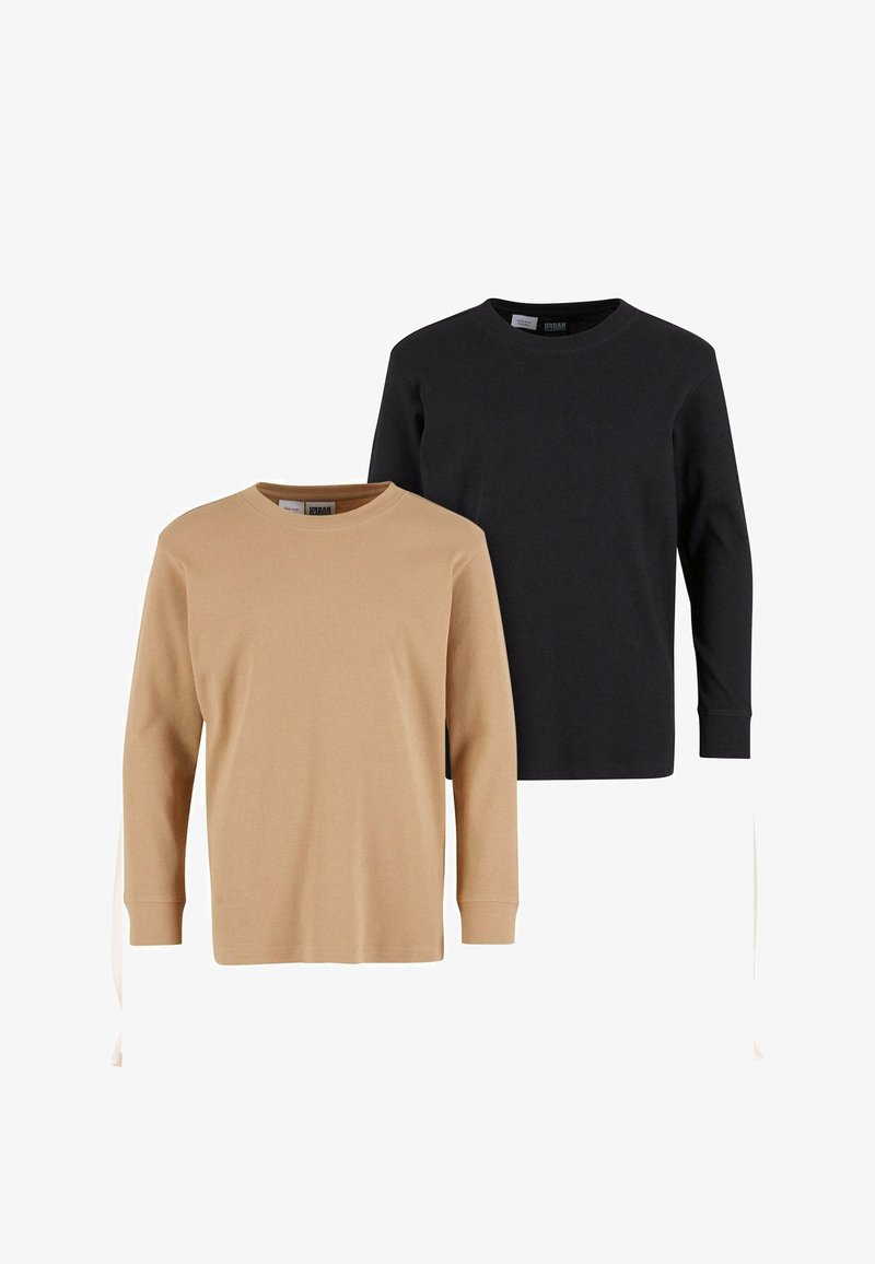 Dwa długie rękawy koszulki typu crewneck, jedna w kolorze beżowym z przodu, a druga czarna z tyłu, prezentowane na białym tle.